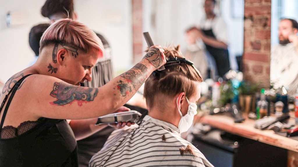 O’Neills Geschäftspartnerin Eileen John betreibt auch einen Barbershop in der Nähe von Köln. Für einige Tage im Monat kommt sie ins La BarBer und frisiert die Kunden.
