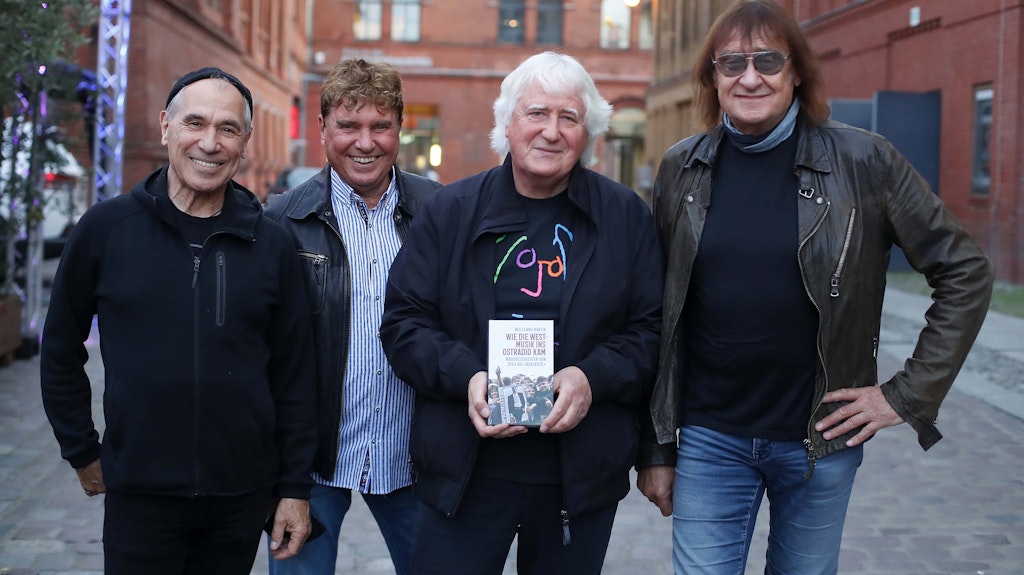 City-Geiger Georgi Gogow, Schlager-Star Frank Schöbel, Ex-Puhdy Dieter „Maschine“ Birr und ihr bester Freund: Radiomann Wolfgang Martin (2.v.r.) , der im Kesselhaus sein neues Buch über seine DDR-Rundfunkzeit vorstellte.