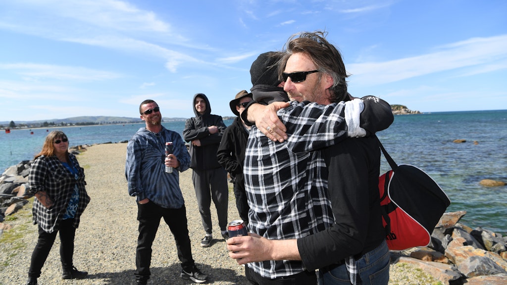 Der Fischer Derek Robinson (r) umarmt ein Mitglied seiner Familie bei seiner Rückkehr in Encounter Bay, Südaustralien.