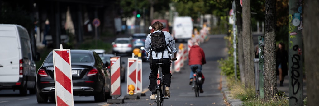 An den Pop-up-Radwegen, wie hier in am Halleschen Ufer, scheiden sich die Geister.