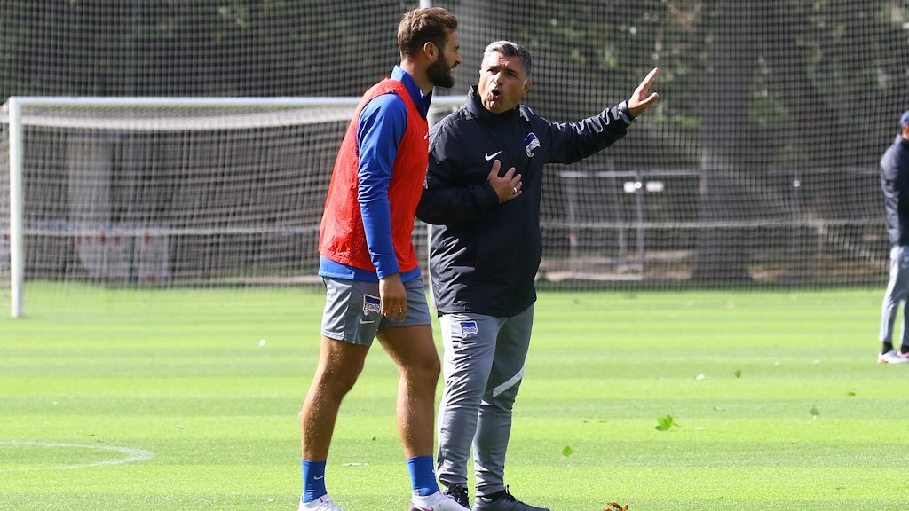 Co-Trainer Eddy Sözer erklärt Lucas Tousart (l.) Herthas „Schweinsteiger-Plan“. 