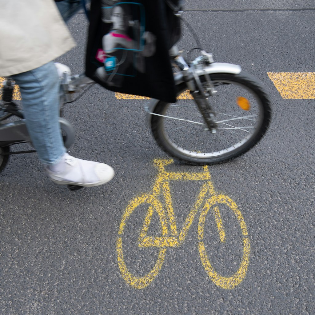 Eine Radfahrerin ist auf dem Pop-up-Radweg auf der Skalitzer Straße in Kreuzberg unterwegs.