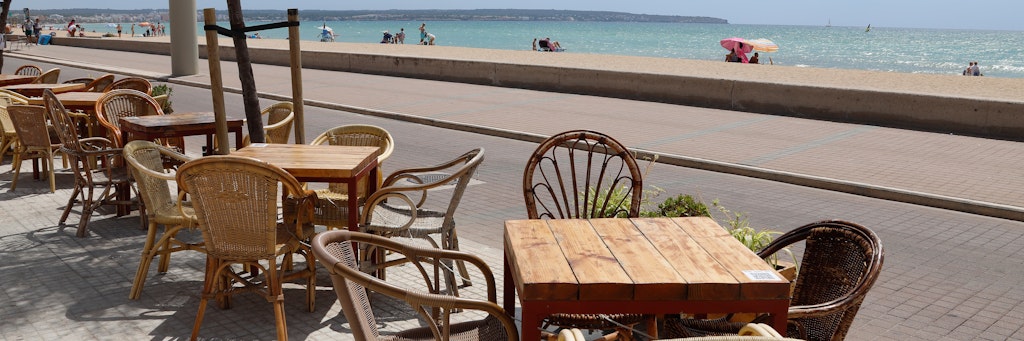 Leere Terrasse eines Restaurants in Palma de Mallorca
