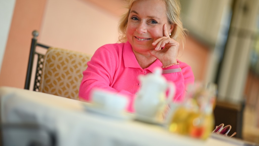 Schauspielerin ChrisTine Urspruch sitzt während eines Interviews in einem Hotel auf der Insel Lindau im Bodensee