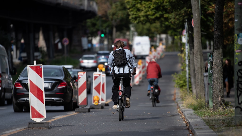 Radfahrer sind auf dem Pop-up-Radweg am Halleschen Ufer unterwegs.