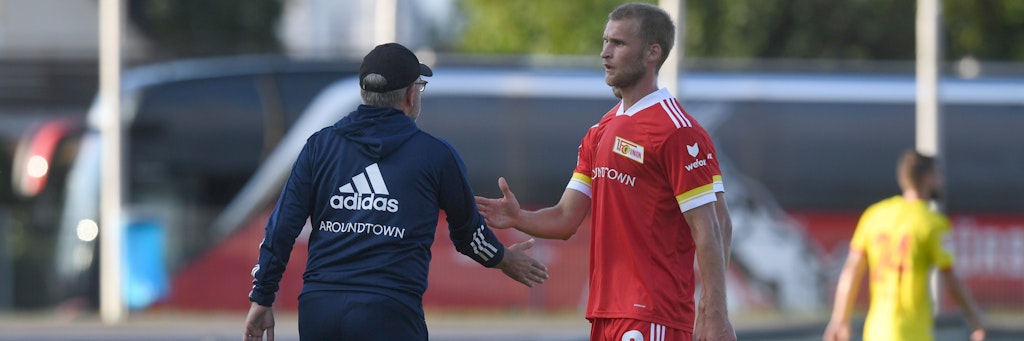 Kleines Shakehands zwischen Trainer Urs Fischer (l.) und Sebastian Andersson, um den Verblieb des Schweden abzumachen? Schön wäre es ja, wenn es so einfach ginge. 