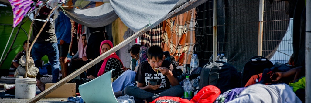 Nach der Feuerkatastrophe im Flüchtlingscamp Moria auf Lesbos sind Tausende obdachlos, haben sich provisorisch auf den umliegenden Straßen eingerichtet.