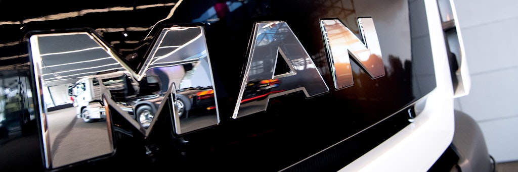 Das Firmenlogo von MAN an einem Lkw – zwei Werke der VW-Tochter sind bedroht.
