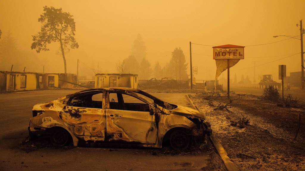 Ein ausgebranntes Auto steht auf dem Parkplatz des Oak Park Motel in Gates (Bundesstaat Oregon).