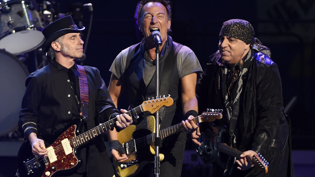 Da schnellt der Puls hoch: Legendär: Bruce Springsteen mit Nils Lofgren (l.) und Steven Van Zandt von der E Street Band 