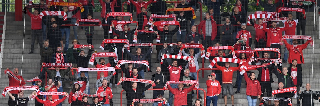 Im Stehen singt es sich lauter: die Fans des 1. FC Union.
