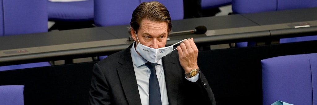 Verkehrsminister Andreas Scheuer (CSU) entledigt sich am Sitzplatz seiner Stoffmaske. 