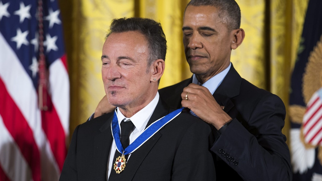 „Ich bin der Präsident, aber er ist der Boss“. Ex-US-Präsident Barack Obama verleiht Bruce Springsteen die Ehrenmedaille. 