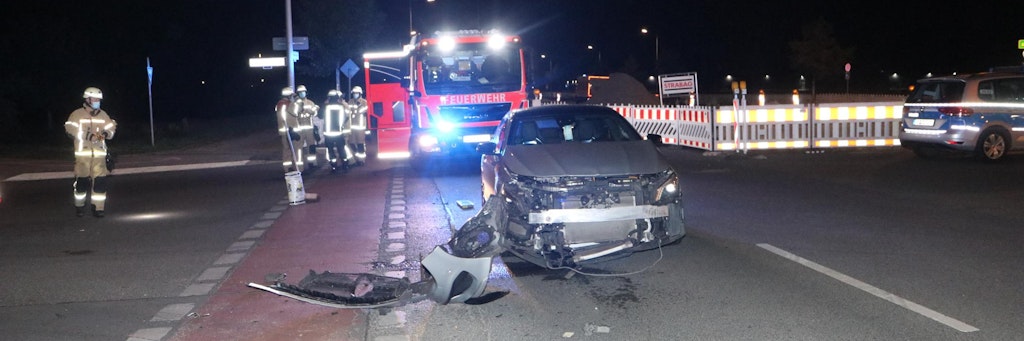 Feuerwehrleute treffen am Unfallort in Adlershof ein.