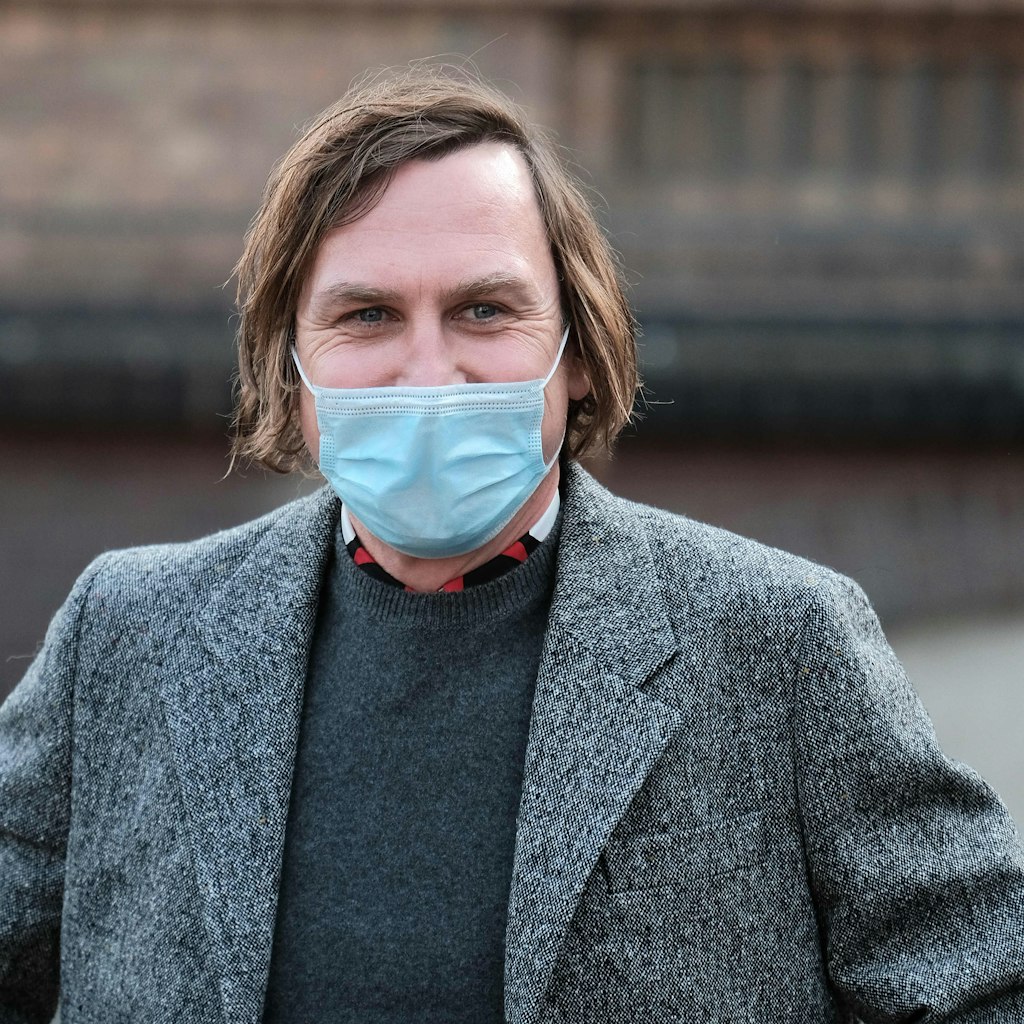 Lars Eidinger kam mit Mundschutz zur Verleihung.<br><br>