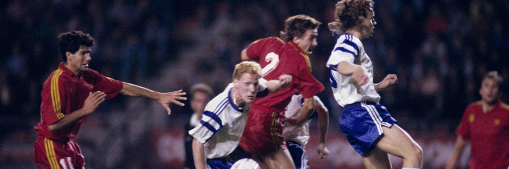 Constant-Vanden-Stock-Stadion in Brüssel: Matthias Sammer (M.) und Heiko Scholz nehmen den Belgier Lorenzo Staelens in die Mitte.