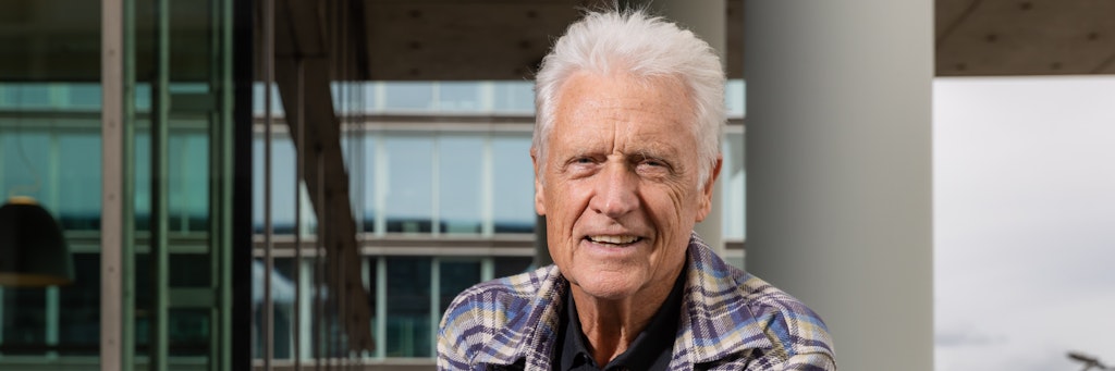 Robert Atzorn posiert im Hafen in Hamburg. Im September erscheint die Autobiografie „Duschen und Zähneputzen – Was im Leben wirklich zählt“ des 75-jährigen Schauspielers.