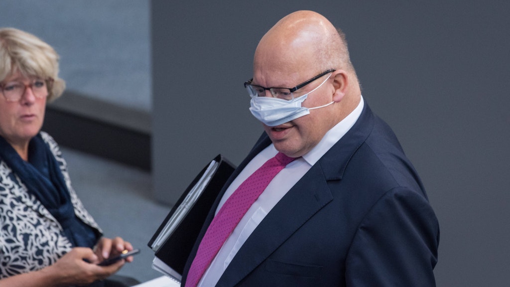 Eine Pflicht Mund-Nasenschutz zu tragen, gibt es im Bundestag nicht. Doch wer es tut, sollte die Maske im Gegensatz zu Wirtschaftsminister Peter Altmaier auch korrekt benutzen. 