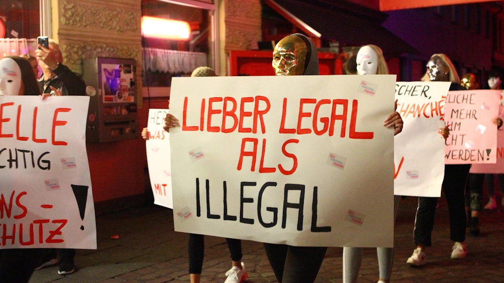 Auf der Reeperbahn demonstrieren Sexarbeiterinnen dafür, ihren Beruf ausüben zu dürfen. 