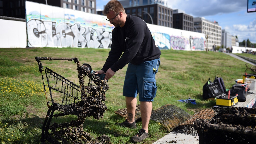 Der Schrott wird zerlegt, damit er abtransportiert werden kann. Hier: Ronny Klinghardt.
