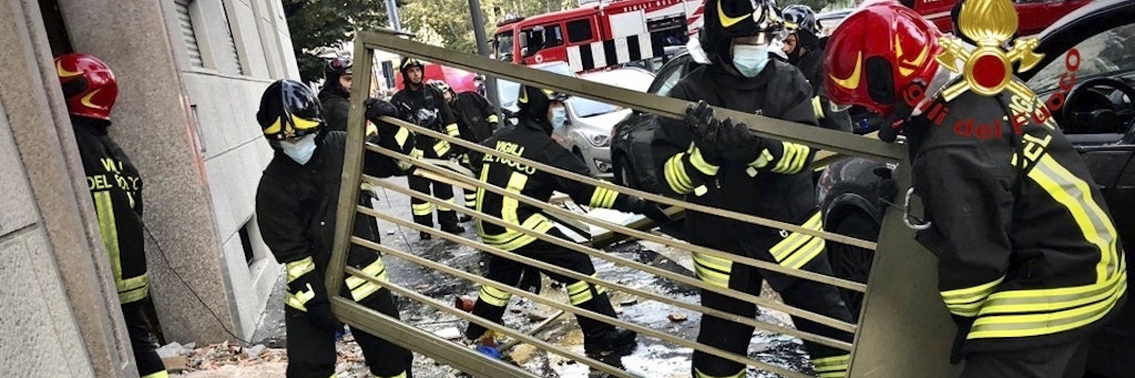 Die Feuerwehr ist an dem Haus in Mailand im Einsatz, in dem es am Samstagmorgen eine Explosion gab.
