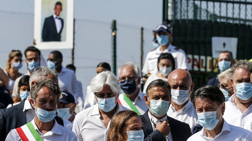 Italiens Ministerpräsident Giuseppe Conte (vorne, r.) nahm an der Trauerfeier für Willy Monteiro Duarte teil, der von vier Männern zu Tode geprügelt worden war. 