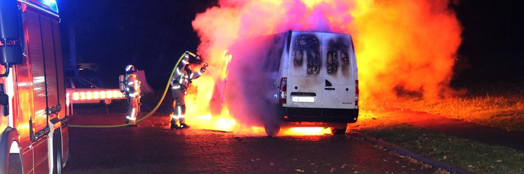 Der Lieferwagen stand vollständig in Flammen.
