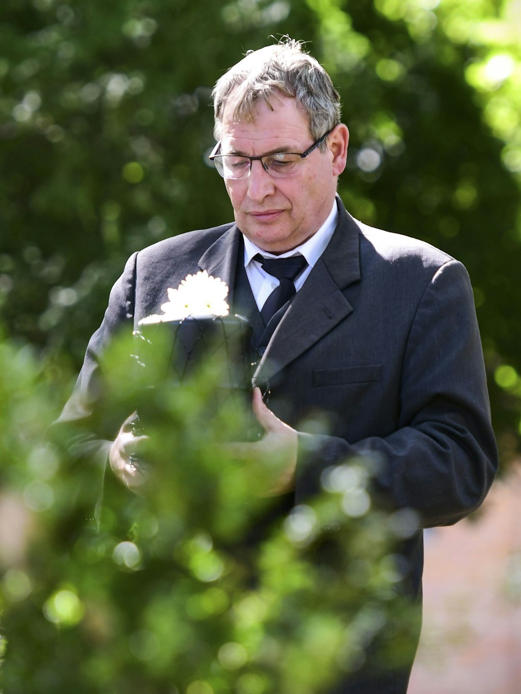 Urnenbegleiter Bernd Simon (55) führt wie sooft die Beerdigung völlig allein durch.