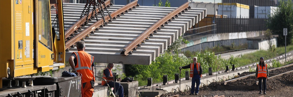 Freitagmorgen im S-Bahnhof Westhafen: Ein Kran hebt eine rund 20 Tonnen schwere Weiche an ihren Platz. Hier und im S-Bahnhof Wedding wird die zweite Nord-Süd-S-Bahn vom Ring abzweigen.