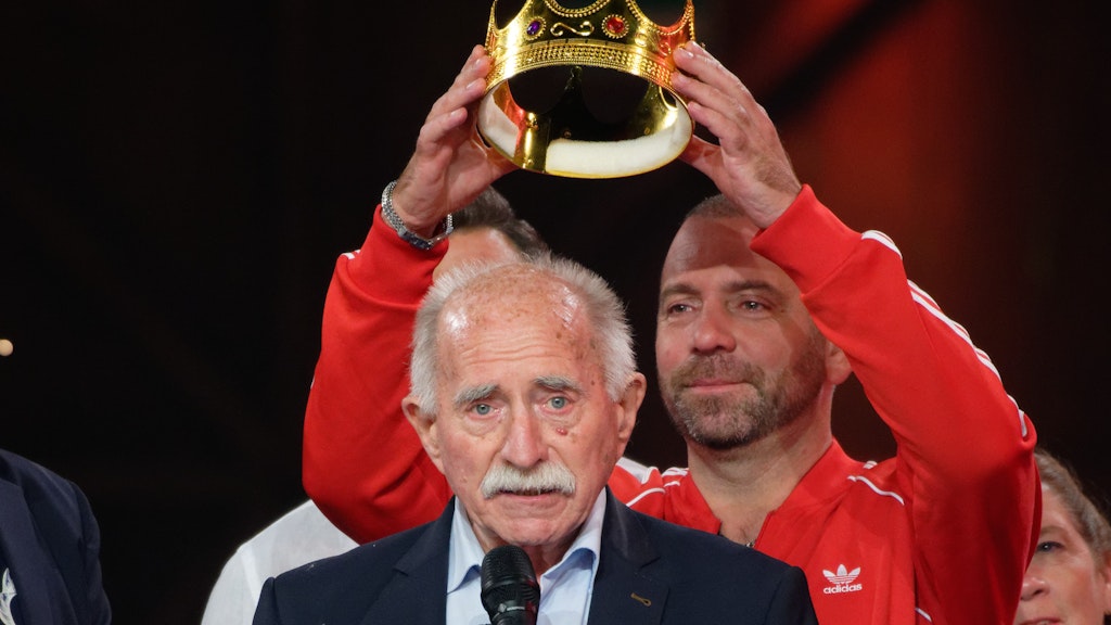 Ikke Hüftgold setzt Werner Hansch die „Promi Big Brother“-Krone auf.