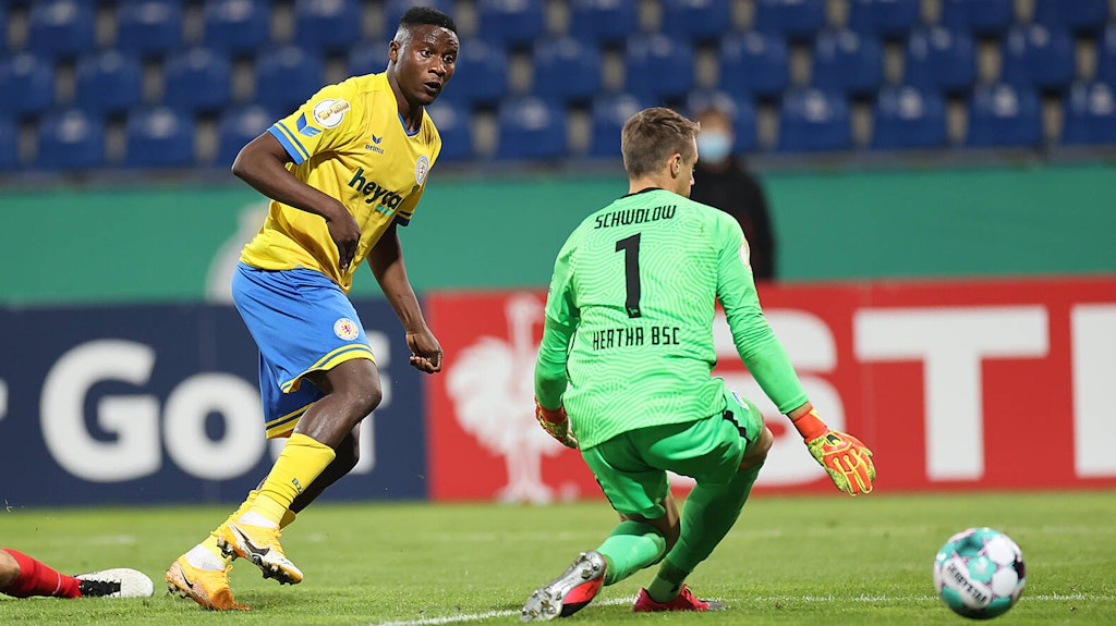 Die Entscheidung: Union-Leihgabe Suleiman Abdullahi tunnelt Schwolow zum 3:5. 