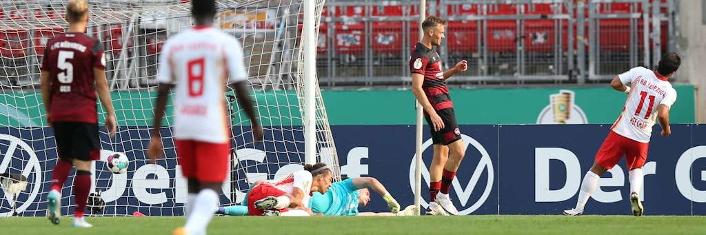 Hee-Chan Hwang (r.) erlebte mit einem Tor und einer Vorlage ein echtes Sahnedebüt bei RB Leipzig.