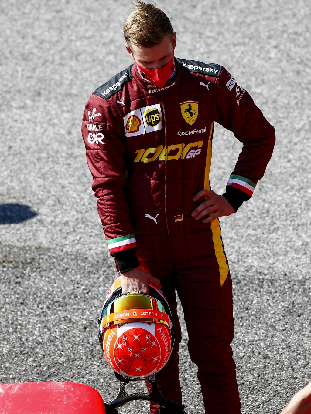Mick Schumacher kurz bevor er in den legendären Ferrari F2004 seines Vaters Michael steigt. 