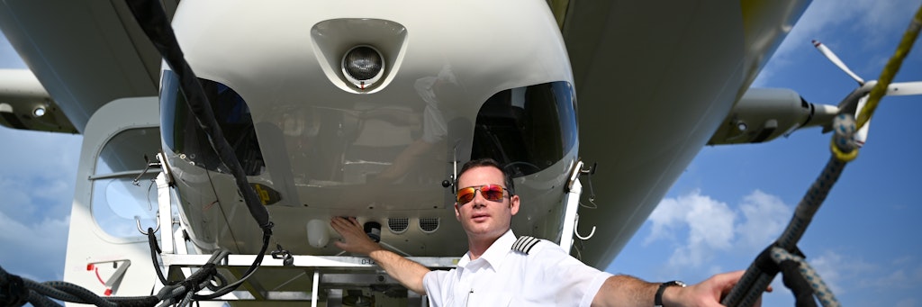 Zeppelin-Pilot Marko Hollerer steht vor seinem Fluggerät. 