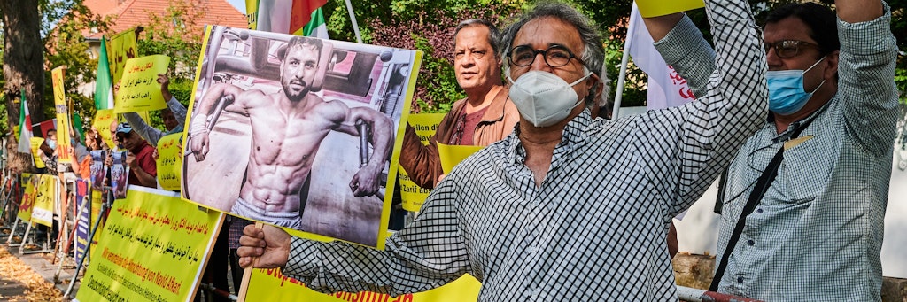 Protest auch in Berlin: Demonstranten halten vor der Iranischen Botschaft Bilder des hingerichteten Ringers Navid Afkari in Händen.