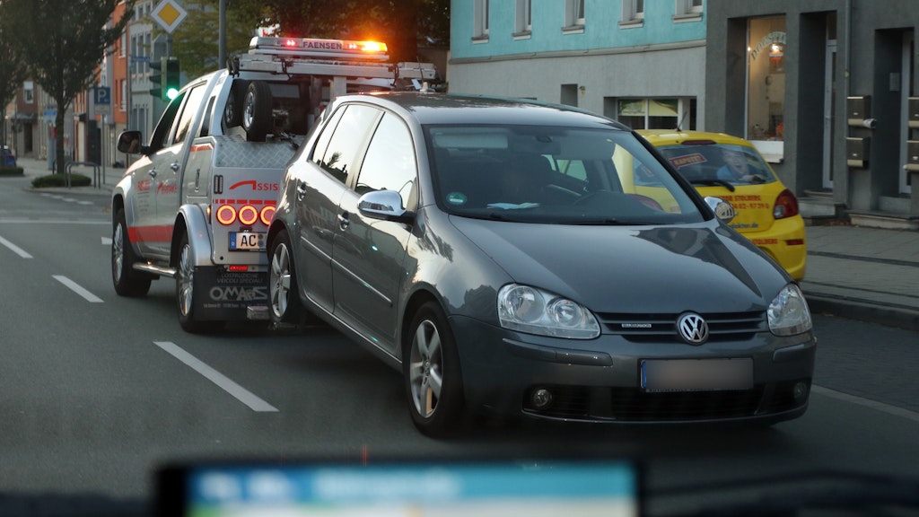 Ein VW Golf wird abgeschleppt. In dem Fahrzeug saßen nach Zeugenaussage zwei Männer, die von einem MEK der Polizei festgenommen wurden.