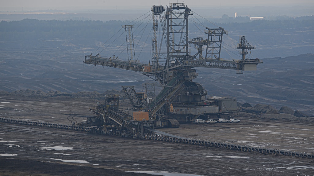 Die riesigen Braunkohlebagger im Tagebau Nochten rücken näher an Mühlrose heran.