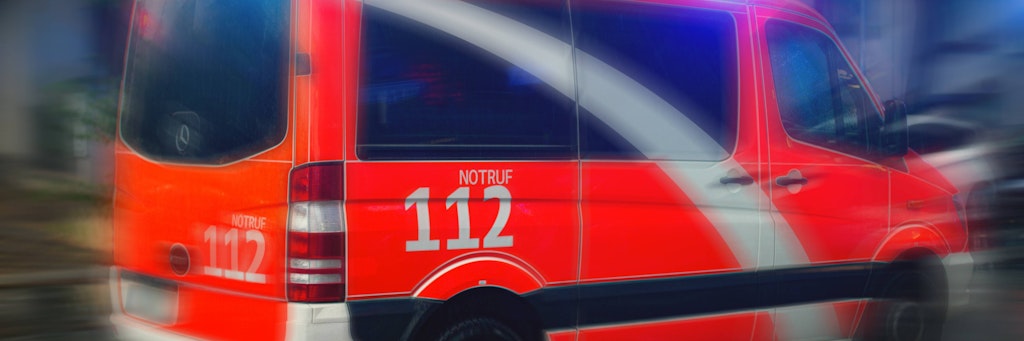 Notarzteinsatzfahrzeug, Notarzt im Einsatz Symbolbild Berlin Deutschland *** Emergency ambulance, emergency doctor on duty Symbol Berlin Germany