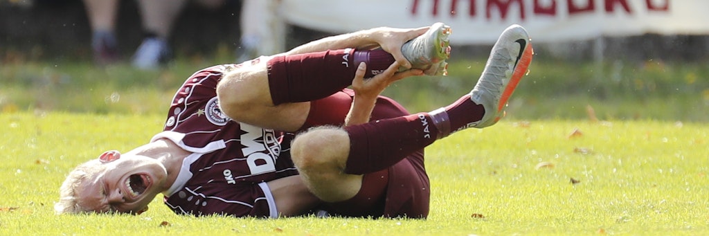Lucas Brumme schreit vor Schmerze nach dem üblen Foul.