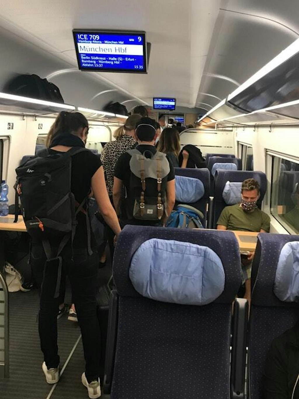 Die Fahrgäste drängen sich durch das Abteil. 