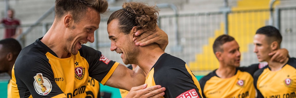 Dresdens Yannick Stark rechts jubelt nach seinem Treffer zum 1:0 mit Tim Knipping. 