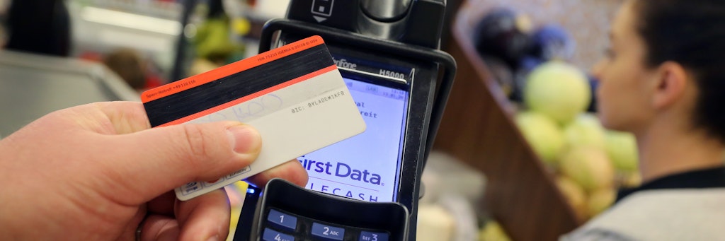 Eine EC-Karte wird an den Bezahl-Terminal an der Kasse eines Supermarktes gehalten. Die Corona-Krise beschleunigt nach einer Verbraucherstudie die allmähliche Abkehr der Europäer vom Bargeld.