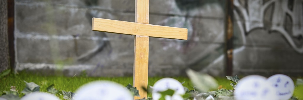 Ein Gemeinschaftsfeld mit Namenskarten auf dem Alten Domfriedhof St. Hedwig in Gesundbrunnen.