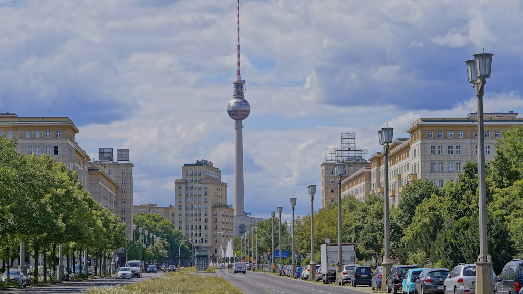 Die Karl-Marx-Allee, als Stalinallee in der DDR entstanden, ist heute Deutschlands längstes Baudenkmal.