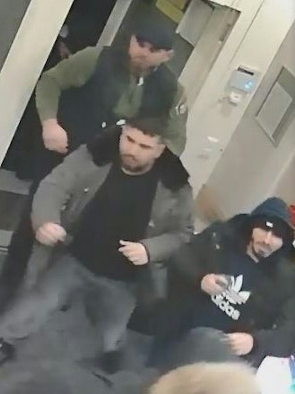Die gesuchten Männer stürmen aufgebracht in das Café. 
