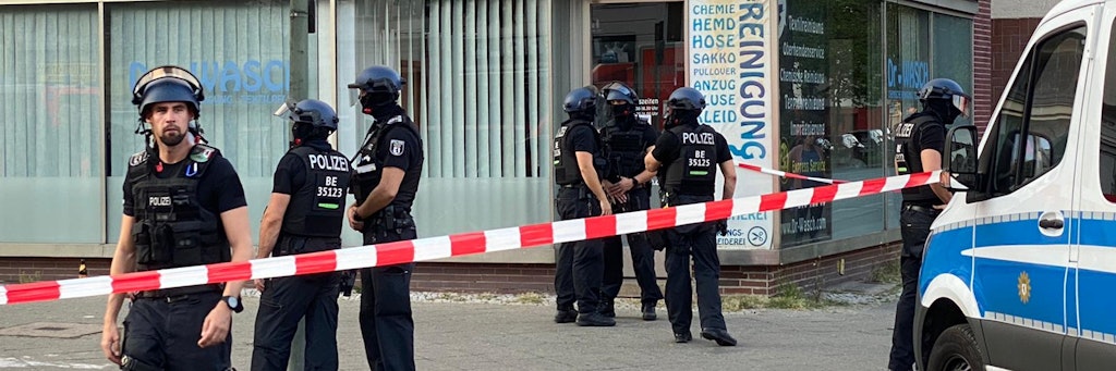 Polizisten sichern den Tatort ab.