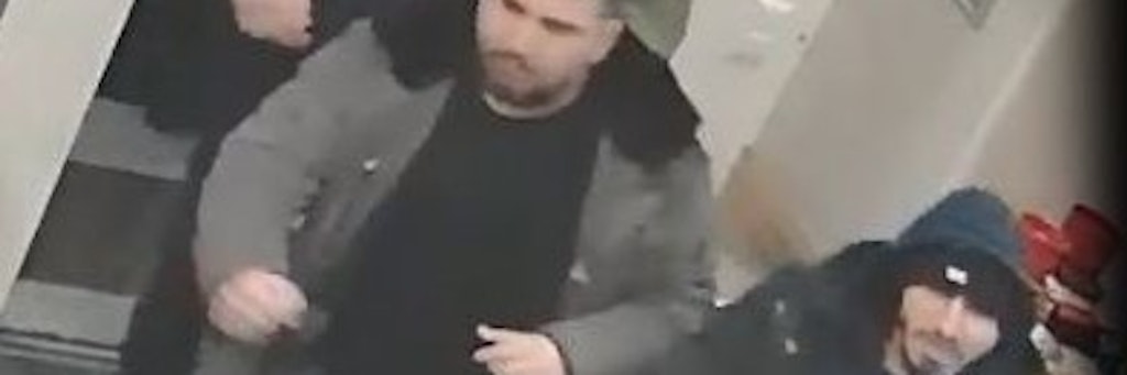 Diese Schläger werden von der Polizei gesucht. Sie haben mehrere Menschen in einem Lokal verletzt. 