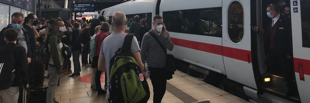 Schon am Bahnsteig in Hamburg stehen die zahlreichen Fahrgäste ohne Mindestabstand