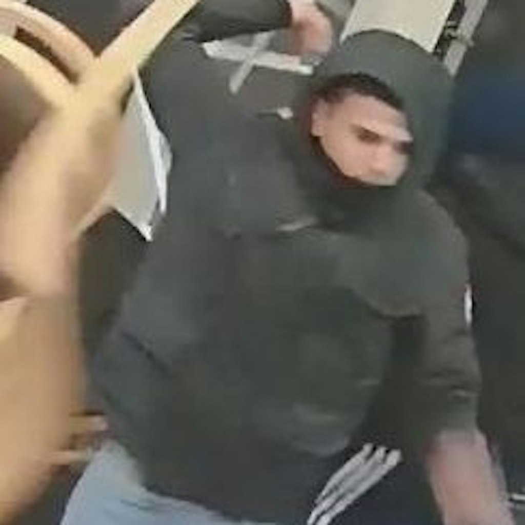 Dieser Unbekannte holt gerade zum Schlag aus. 