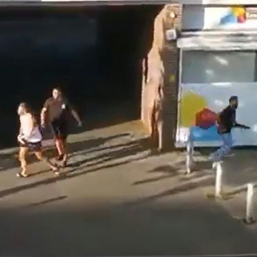 Drei Verdächtige flüchten nach den Schüssen aus der Hofeinfahrt. Zwei von ihnen sind mit Baseballschläger und Machete bewaffnet. <br>